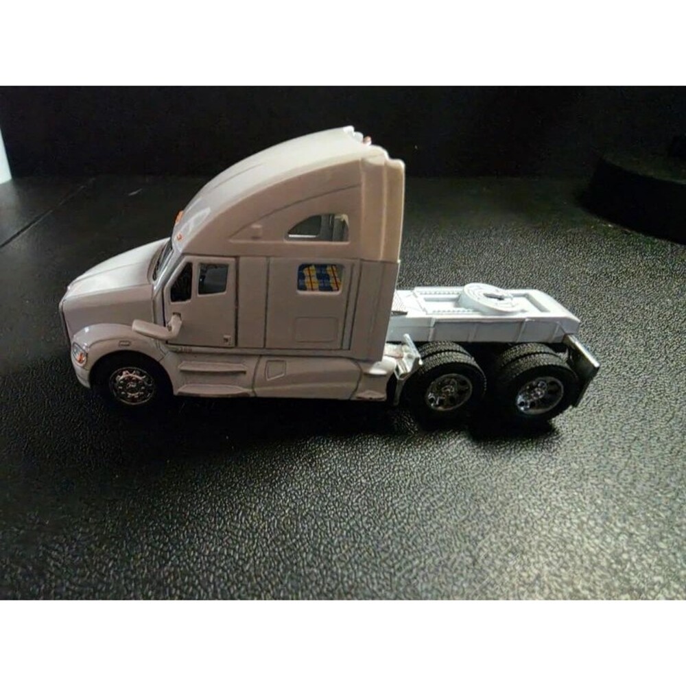 Kinsmart Kenworth T700 White Semi Truck Tractor Cab Diecast 1:68 Loose